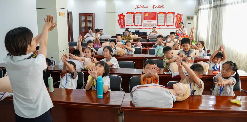5.孩子們跟著講解員老師學習心肺復蘇急救知識.jpg