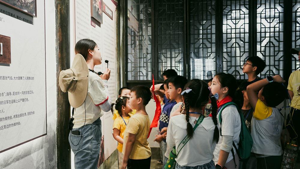6.孩子們認真聆聽革命先烈戰(zhàn)斗故事.jpg