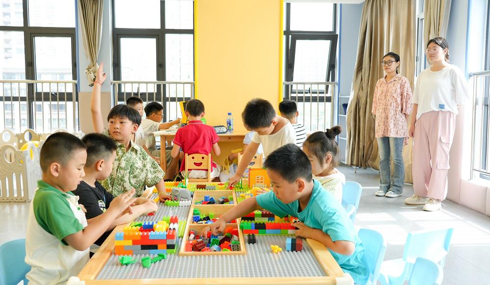 7.孩子們在玩玩具.jpg